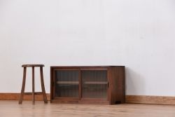 レトロ家具　昭和レトロ　古い木のシンプルで小さなモールガラス収納棚