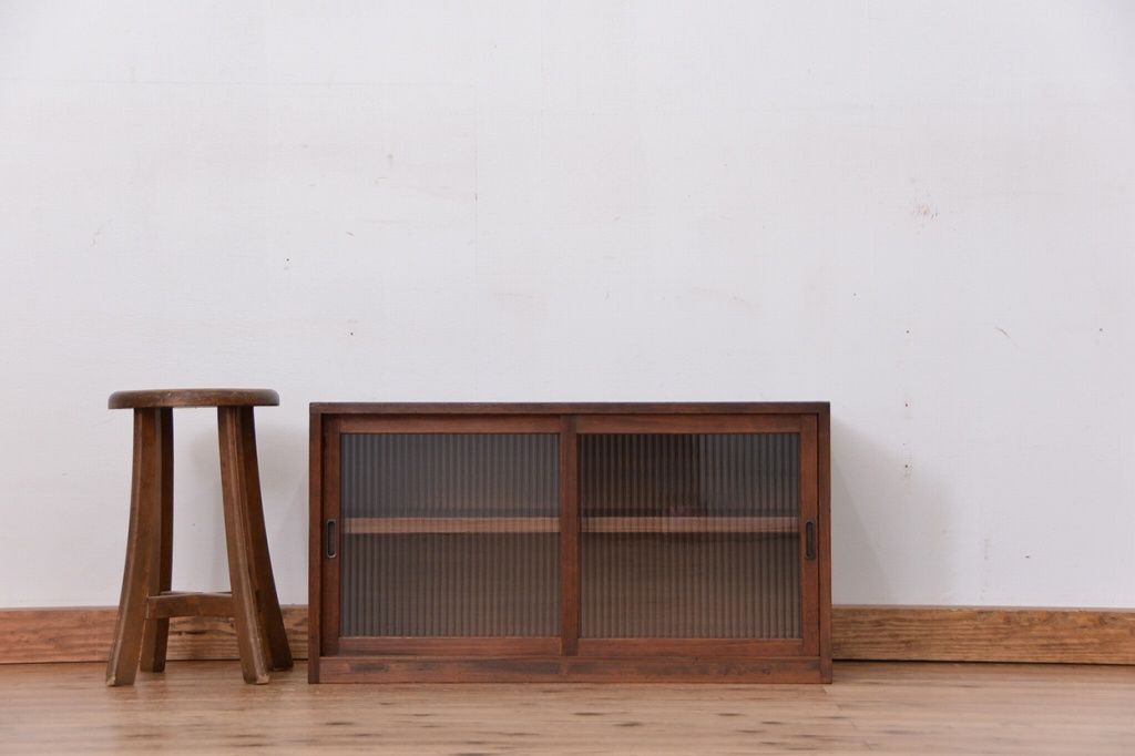 レトロ家具　昭和レトロ　古い木のシンプルで小さなモールガラス収納棚