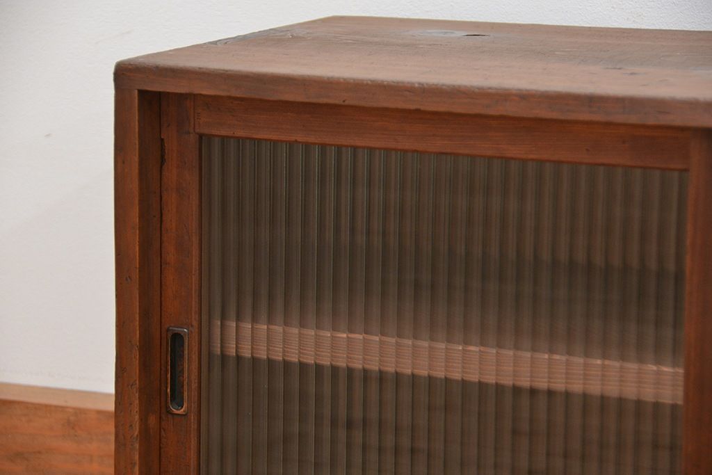 レトロ家具　昭和レトロ　古い木のシンプルで小さなモールガラス収納棚