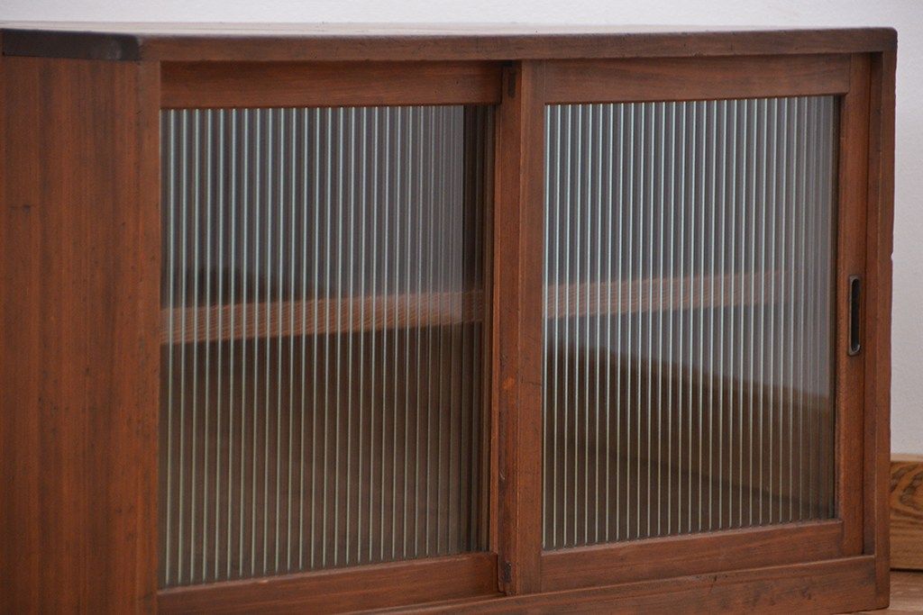 レトロ家具　昭和レトロ　古い木のシンプルで小さなモールガラス収納棚