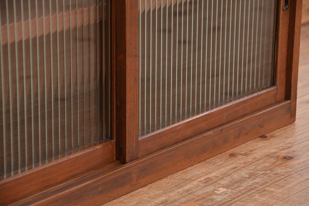 レトロ家具　昭和レトロ　古い木のシンプルで小さなモールガラス収納棚