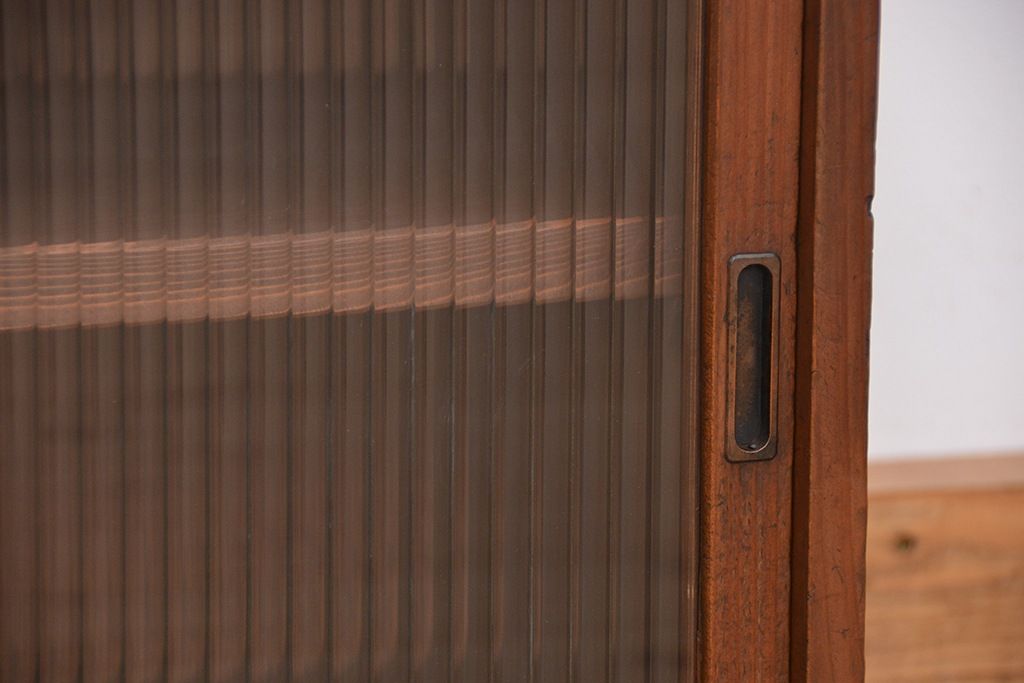 レトロ家具　昭和レトロ　古い木のシンプルで小さなモールガラス収納棚