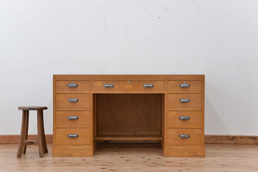レトロ家具　昭和レトロ　1960年頃タモ材の大きな両袖机(カウンターテーブル、作業台)