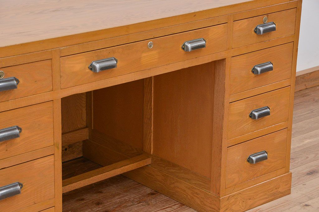 レトロ家具　昭和レトロ　1960年頃タモ材の大きな両袖机(カウンターテーブル、作業台)