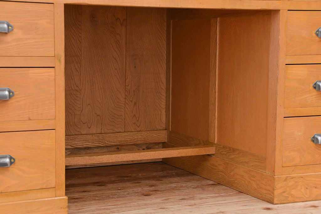 レトロ家具　昭和レトロ　1960年頃タモ材の大きな両袖机(カウンターテーブル、作業台)