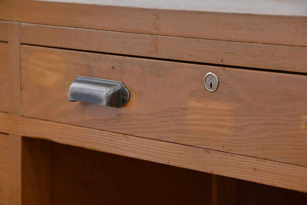 レトロ家具　昭和レトロ　1960年頃タモ材の大きな両袖机(カウンターテーブル、作業台)