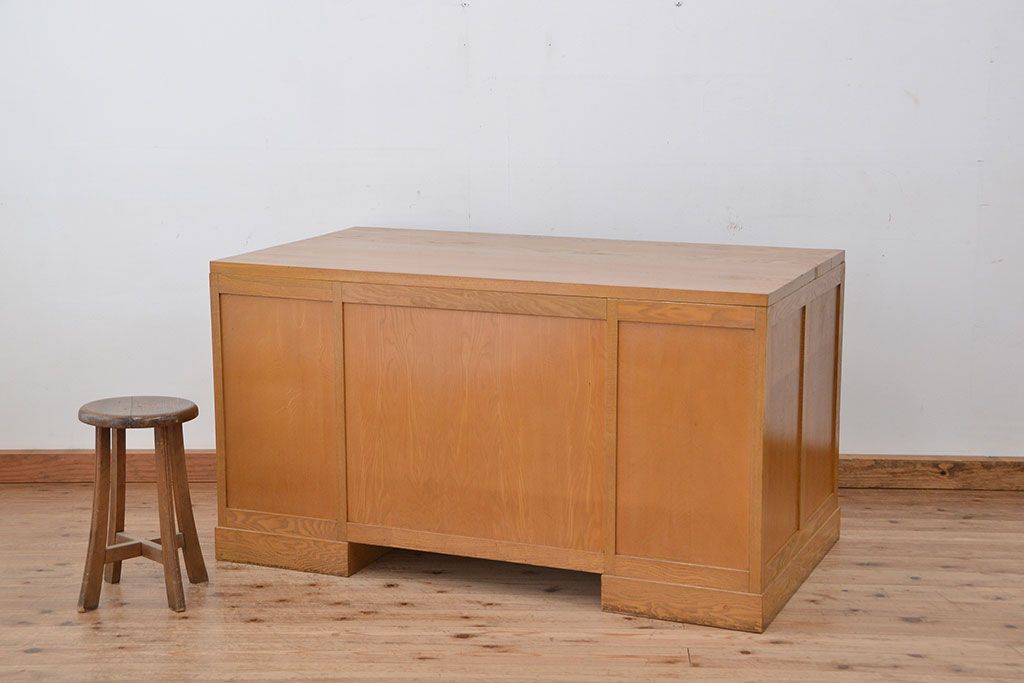 レトロ家具　昭和レトロ　1960年頃タモ材の大きな両袖机(カウンターテーブル、作業台)