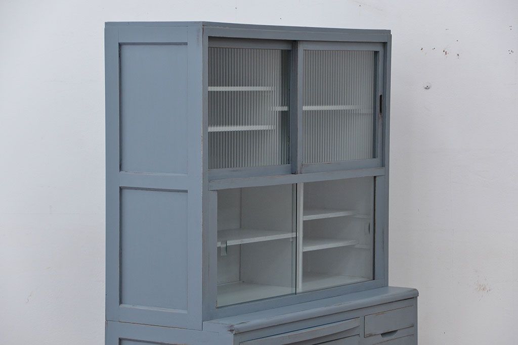 レトロ家具　☆昭和レトロ　アンティークペイント仕上げ作業台付き二段重ね食器棚(収納棚)