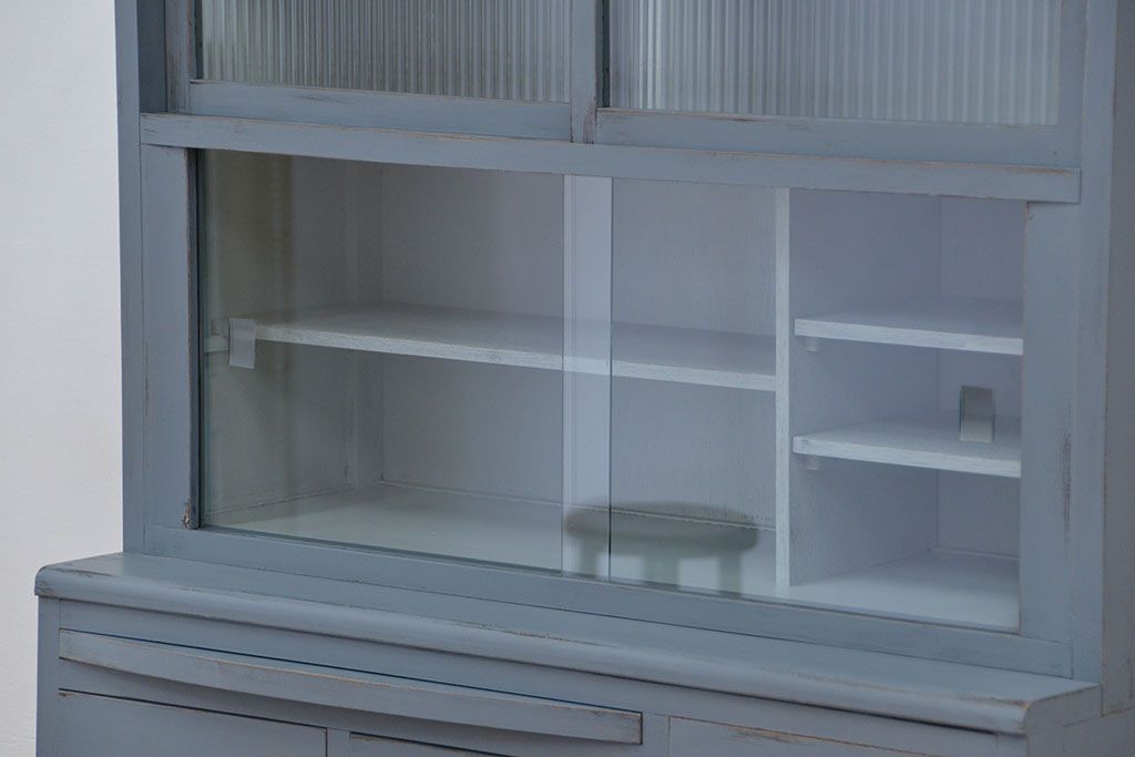 レトロ家具　☆昭和レトロ　アンティークペイント仕上げ作業台付き二段重ね食器棚(収納棚)