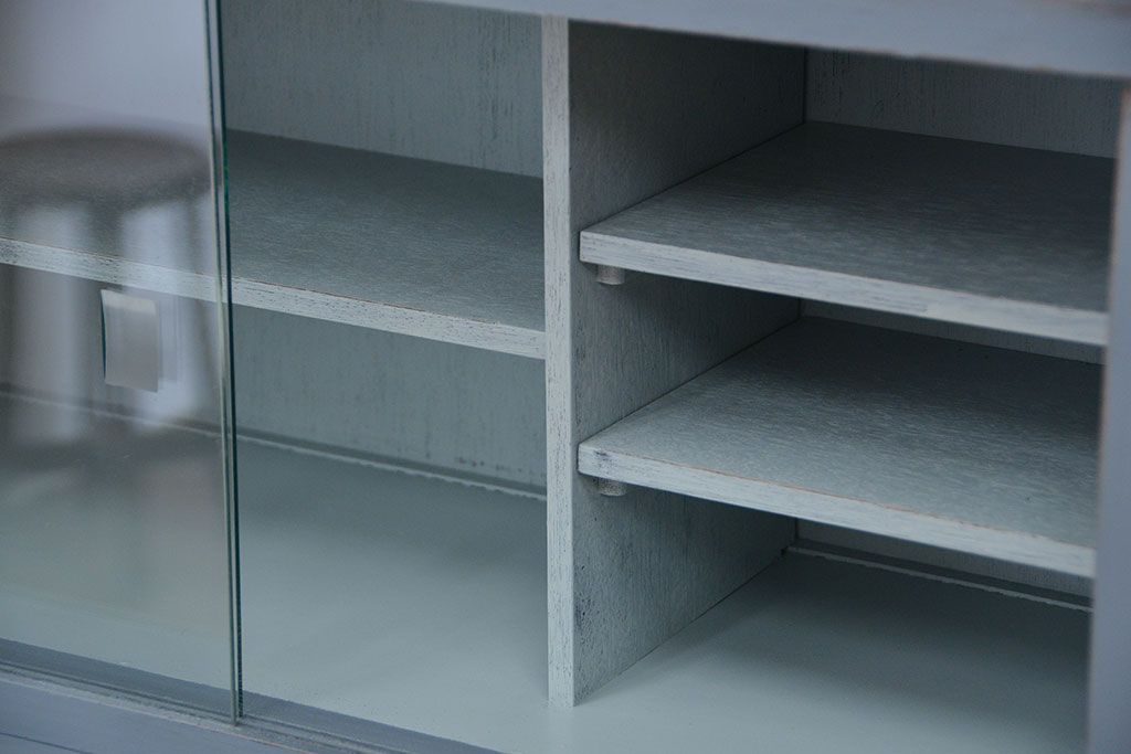 レトロ家具　☆昭和レトロ　アンティークペイント仕上げ作業台付き二段重ね食器棚(収納棚)