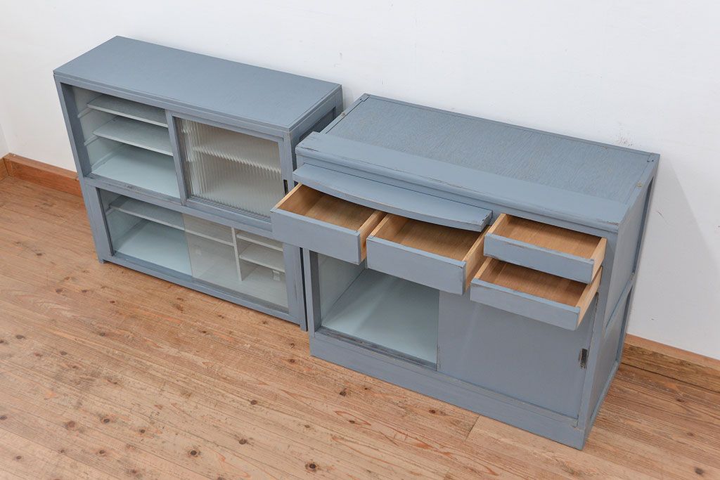 レトロ家具　☆昭和レトロ　アンティークペイント仕上げ作業台付き二段重ね食器棚(収納棚)