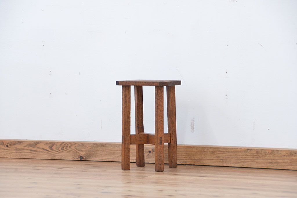 アンティーク家具　古い木のシンプルな角スツール(椅子)