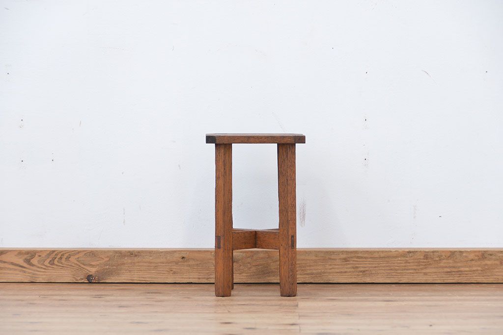 アンティーク家具　古い木のシンプルな角スツール(椅子)