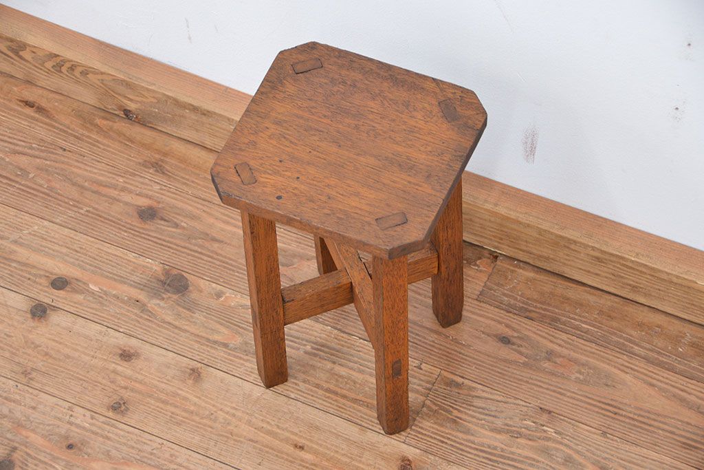 アンティーク家具　古い木のシンプルな角スツール(椅子)