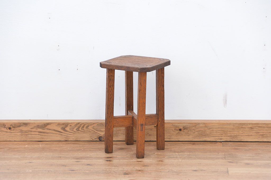 アンティーク家具　古い木のシンプルな角スツール(椅子)