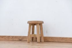 アンティーク家具　アンティーク　古い木のどっしりした丸スツール(丸椅子)