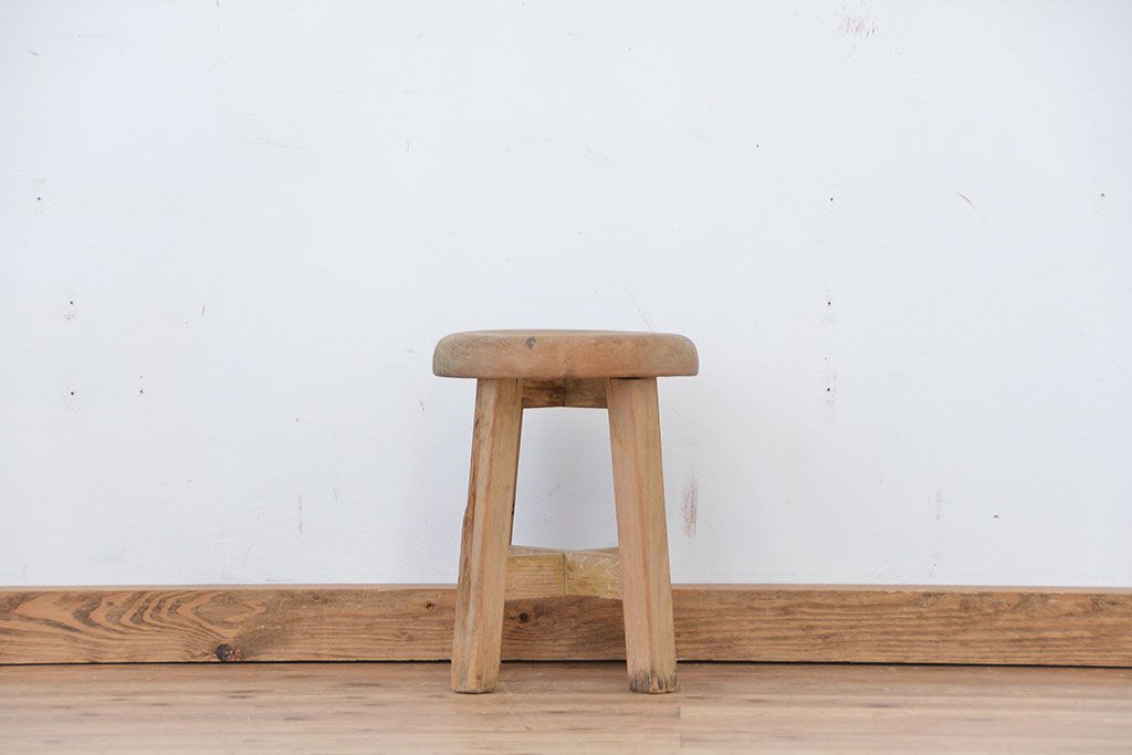 アンティーク家具　アンティーク　古い木のどっしりした丸スツール(丸椅子)