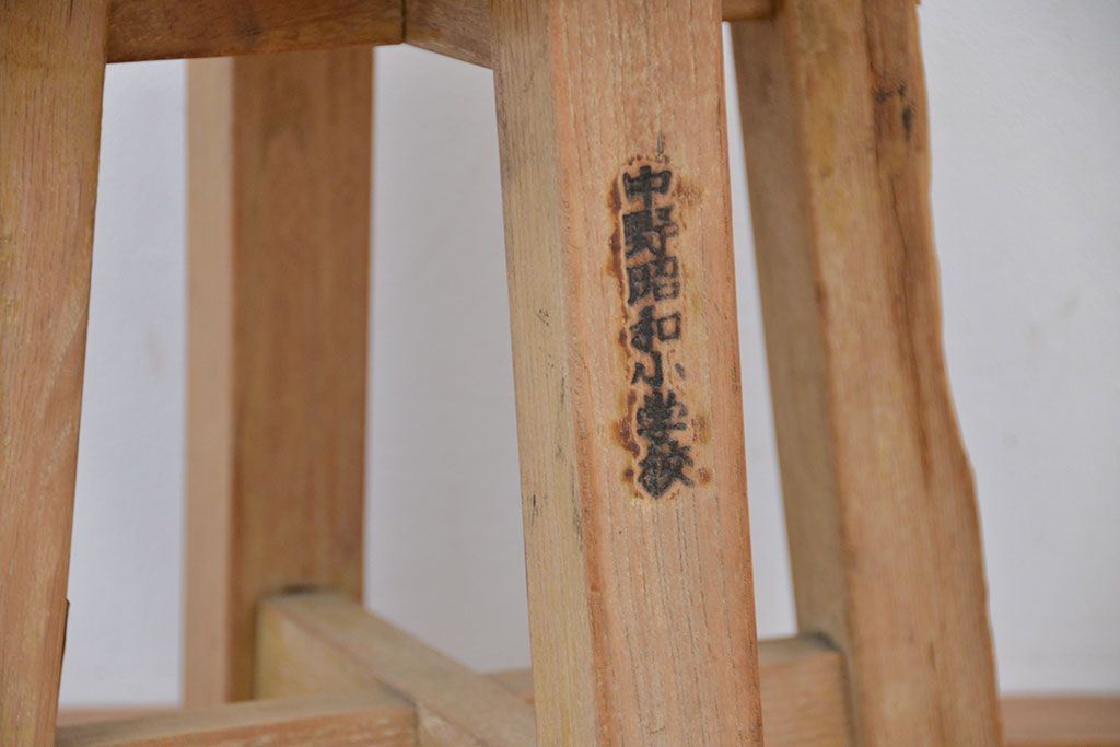 アンティーク家具　アンティーク　古い木のどっしりした丸スツール(丸椅子)