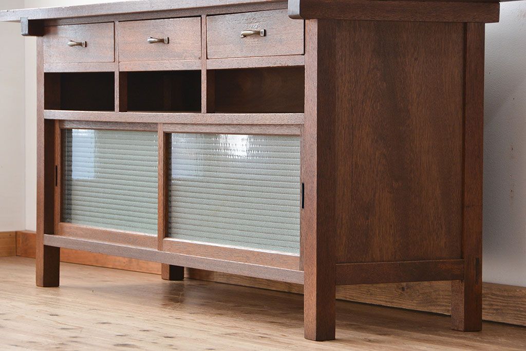 アンティーク家具　アンティーク カウンターテーブル型銀モールガラス入り横長作業台(サイドボード、収納棚)