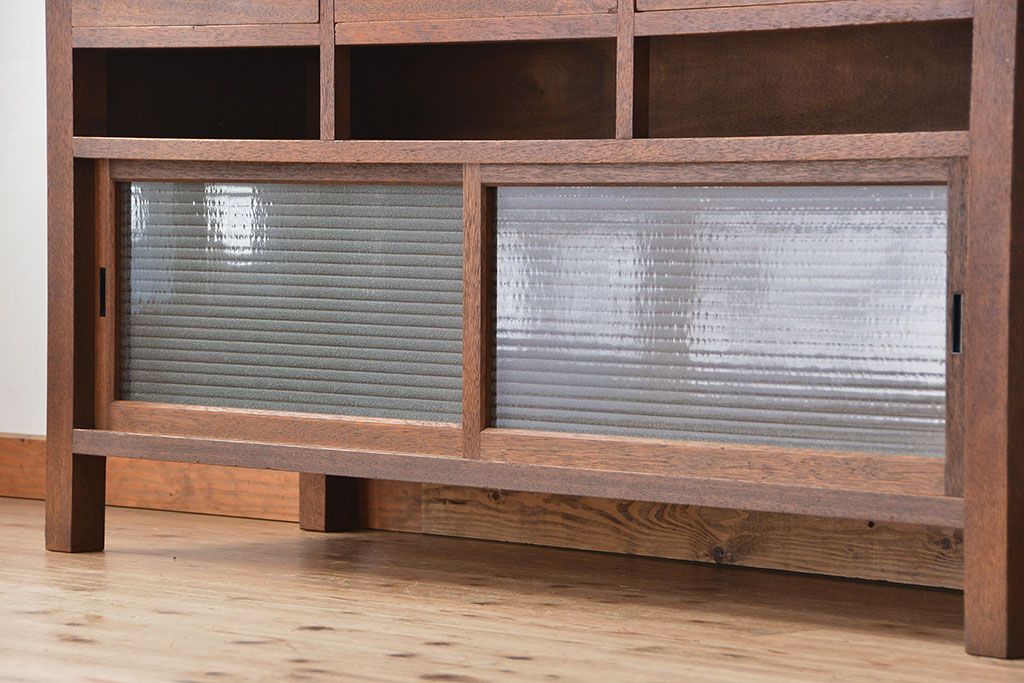 アンティーク家具　アンティーク カウンターテーブル型銀モールガラス入り横長作業台(サイドボード、収納棚)