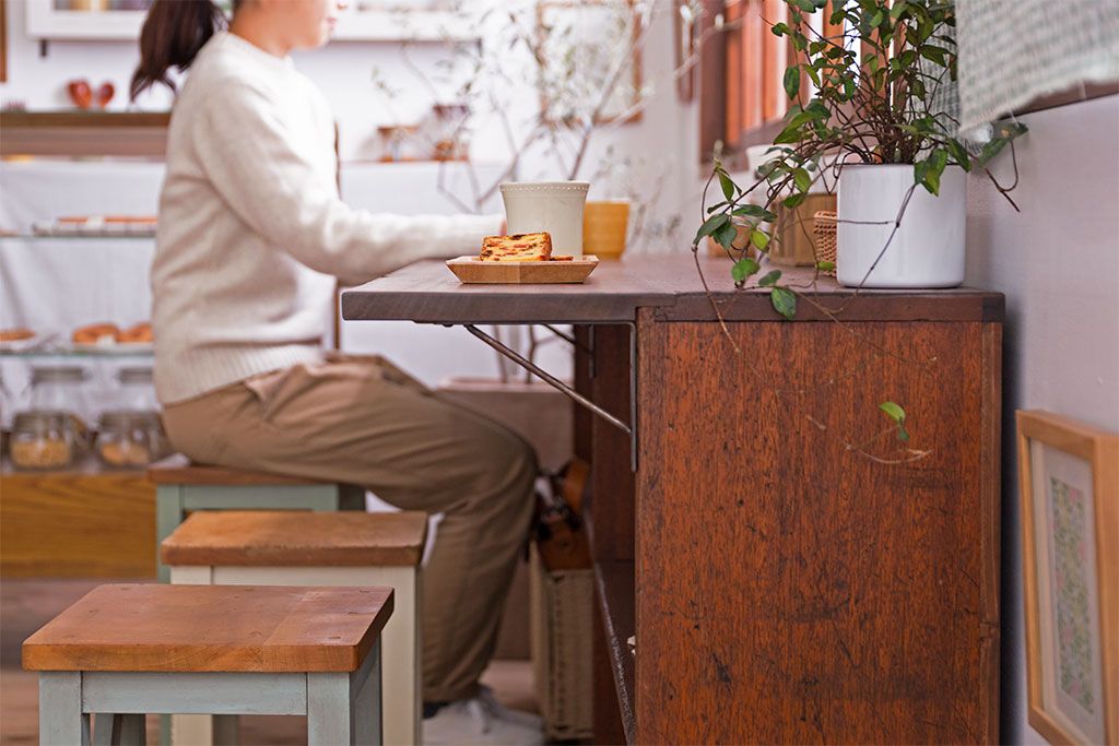 アンティーク家具　アンティーク 古い木のカウンターテーブル(作業台・机・飾り棚)(2)