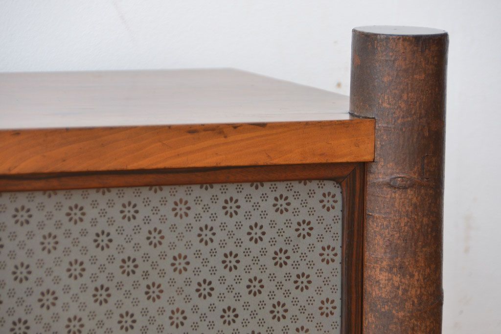 アンティーク家具　古民具・骨董 可愛い模様のガラス入りの置床(置き床、ローボード)