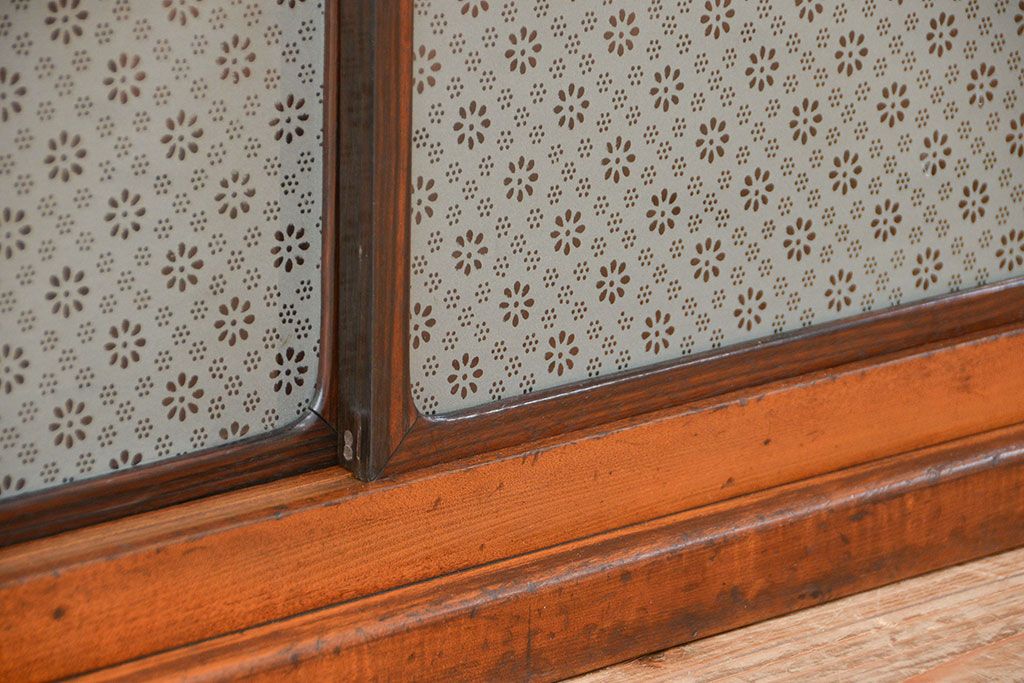 アンティーク家具　古民具・骨董 可愛い模様のガラス入りの置床(置き床、ローボード)