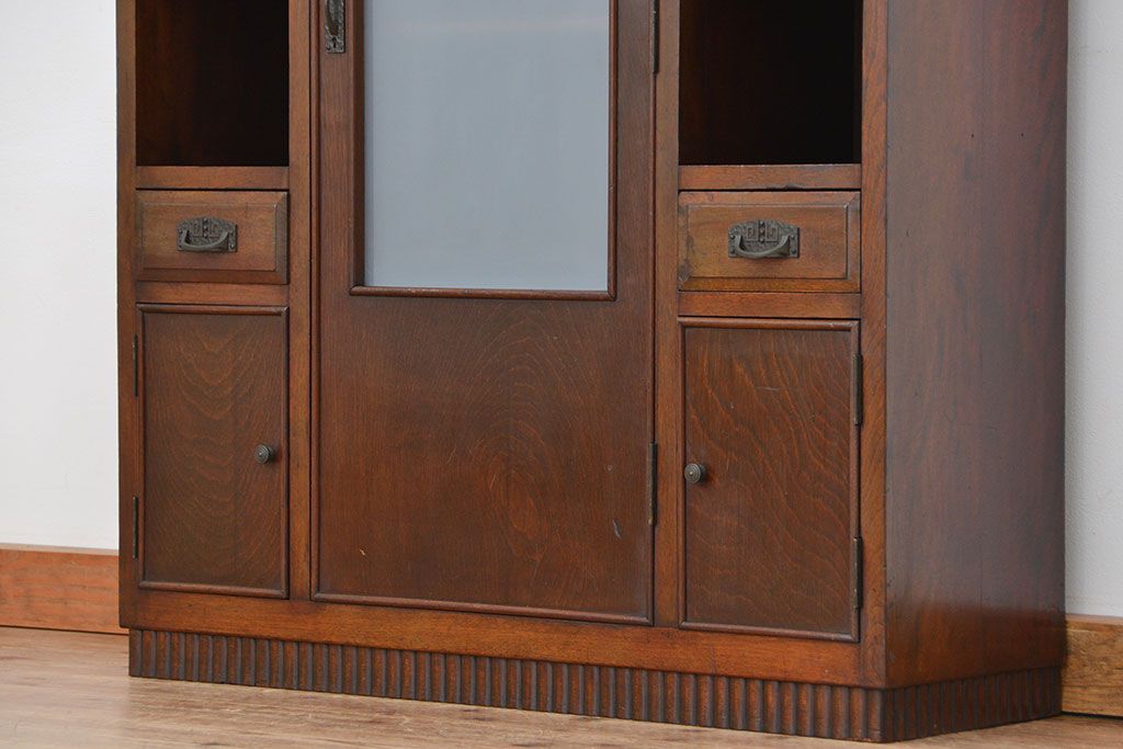 アンティーク家具　アンティーク 希少 古いお屋敷の変わり型収納棚(飾り棚、本棚)