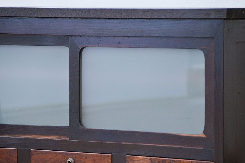 レトロ家具　昭和レトロ 天板補強のすりガラス入りローボード(収納棚)