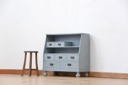 アンティーク家具　アンティークペイントの脚付き飾り棚(引き出し付き収納棚)