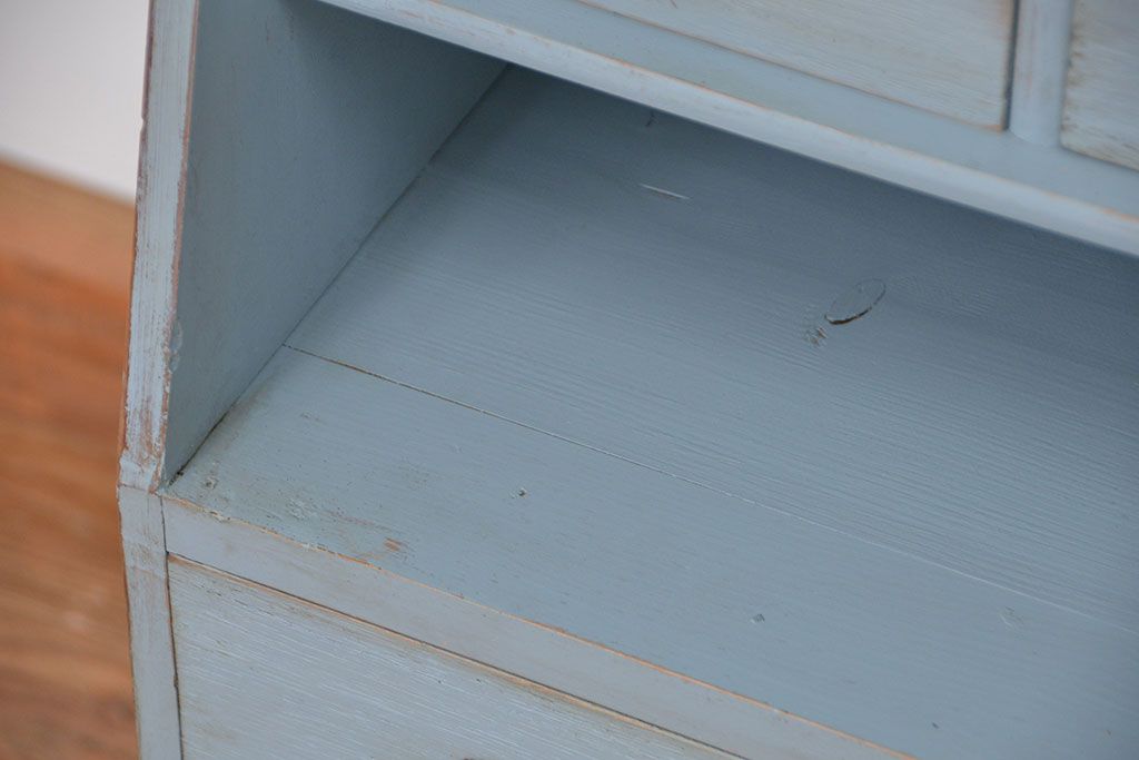 アンティーク家具　アンティークペイントの脚付き飾り棚(引き出し付き収納棚)