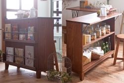 アンティーク家具　マガジンラック付き!古い木の脚付きカウンターテーブル(本棚)