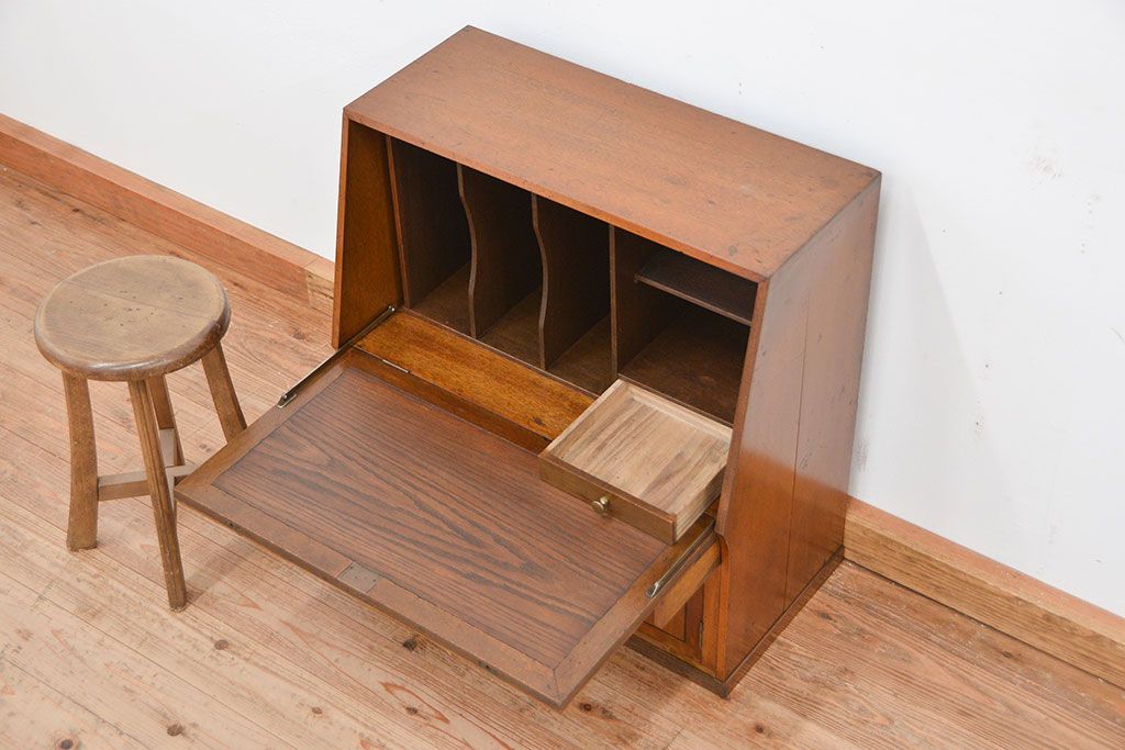 アンティーク家具　アンティーク 1950〜60年頃 上品で小振りなライティングビューロー