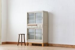 アンティーク家具　アンティーク ペイント　銀モールガラス脚付き食器棚(収納棚)