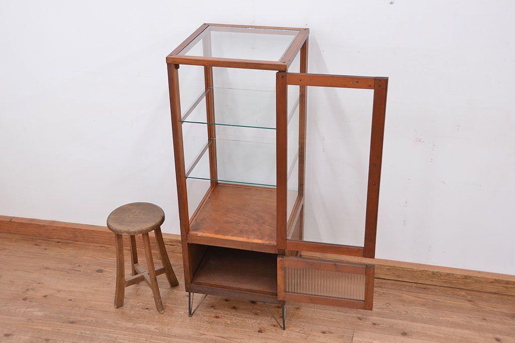 アンティーク家具　鉄脚付きアンティーク縦型ガラスケース(ショーケース)