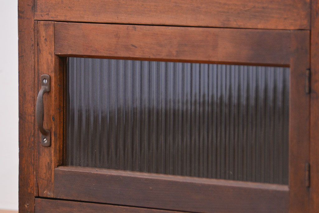 アンティーク家具　鉄脚付きアンティーク縦型ガラスケース(ショーケース)