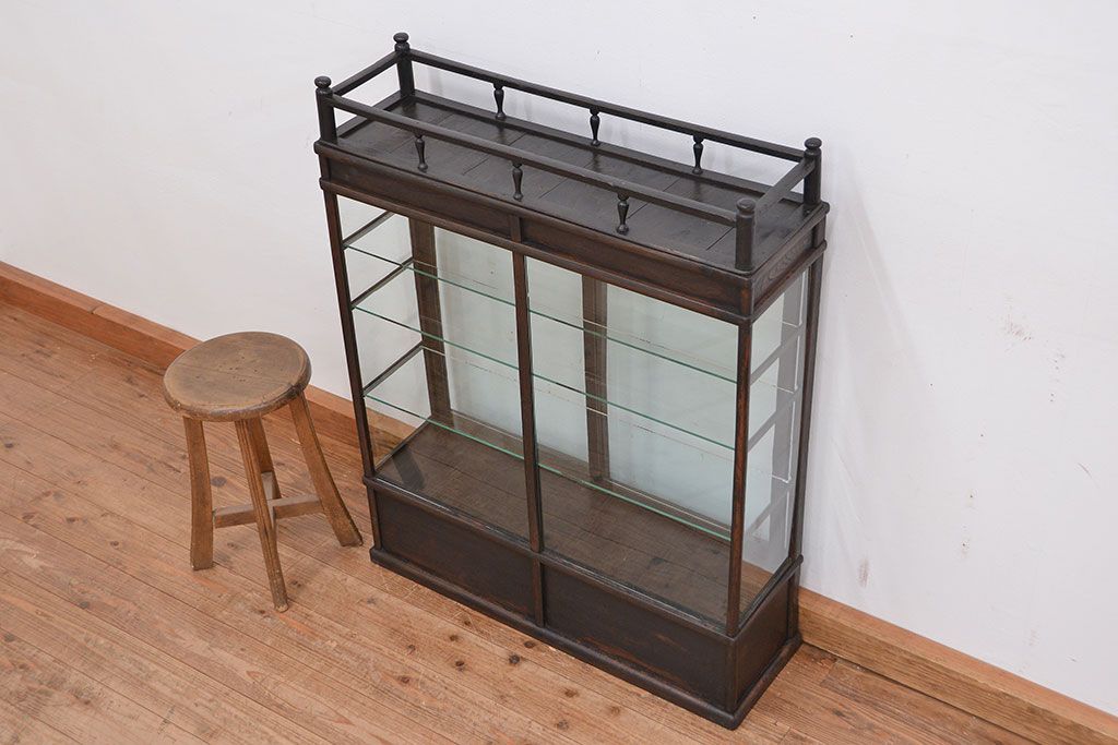 アンティーク家具　アンティーク 古いタバコ屋の小振りでシックなガラスケース(ショーケース)