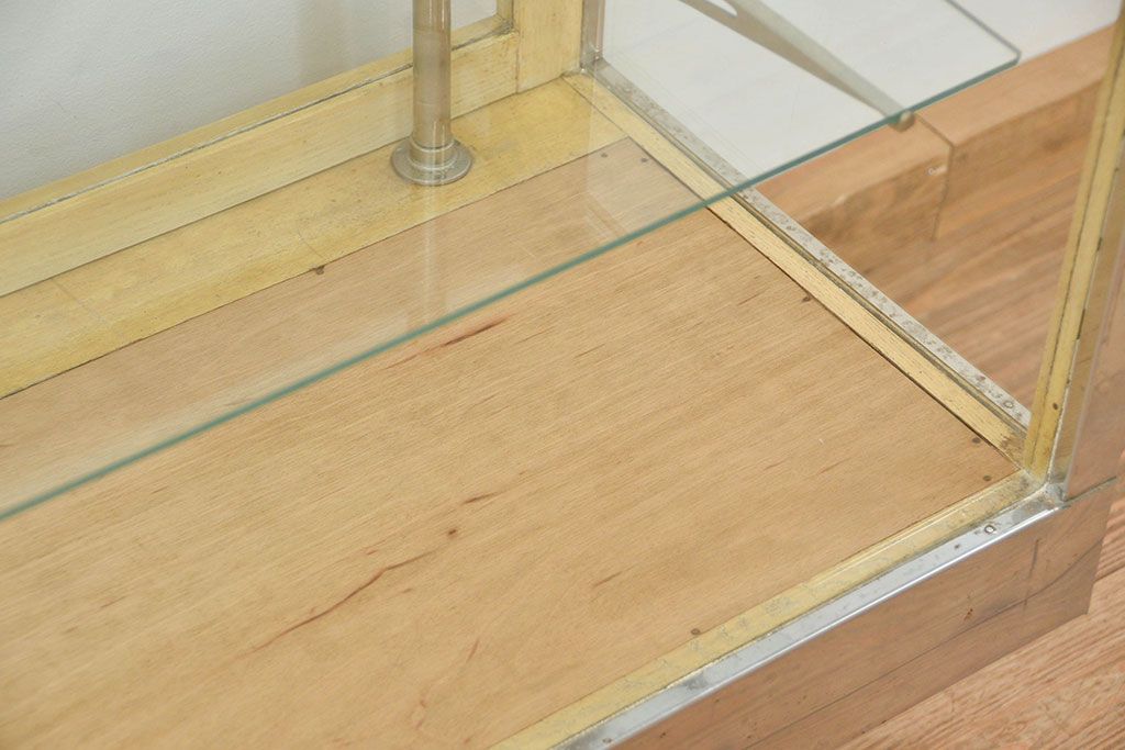 レトロ家具　昭和レトロ ステンレス貼りの横長ガラスケース(ショーケース)