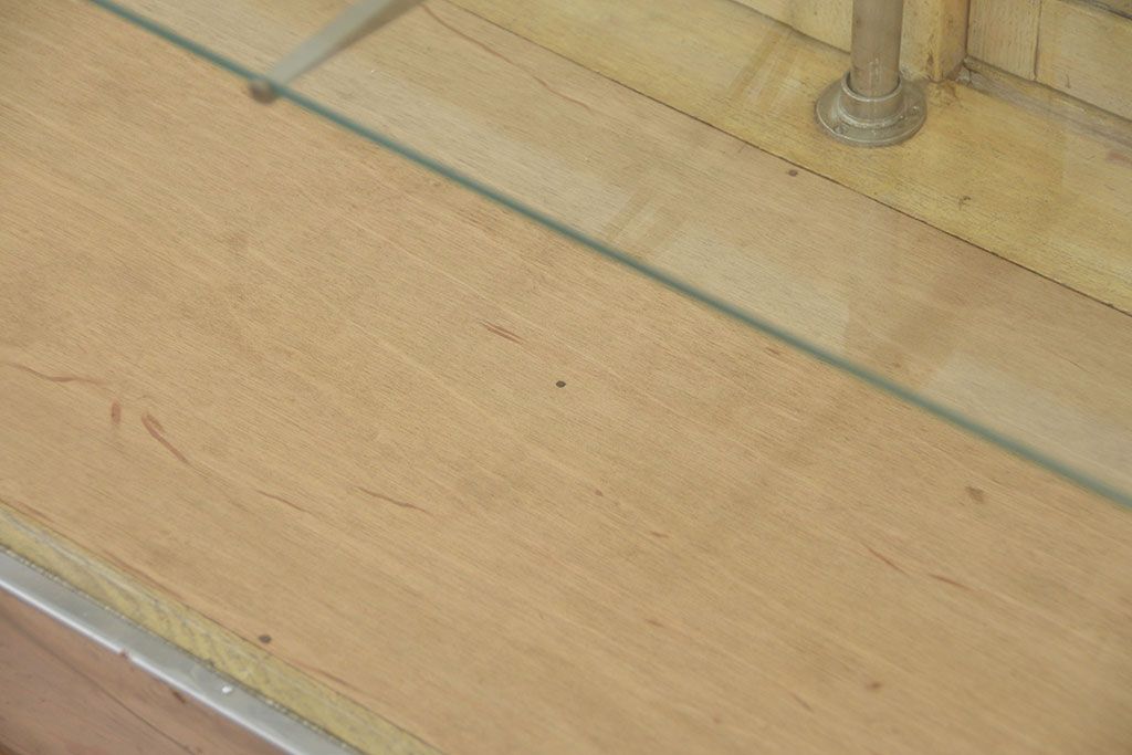 レトロ家具　昭和レトロ ステンレス貼りの横長ガラスケース(ショーケース)