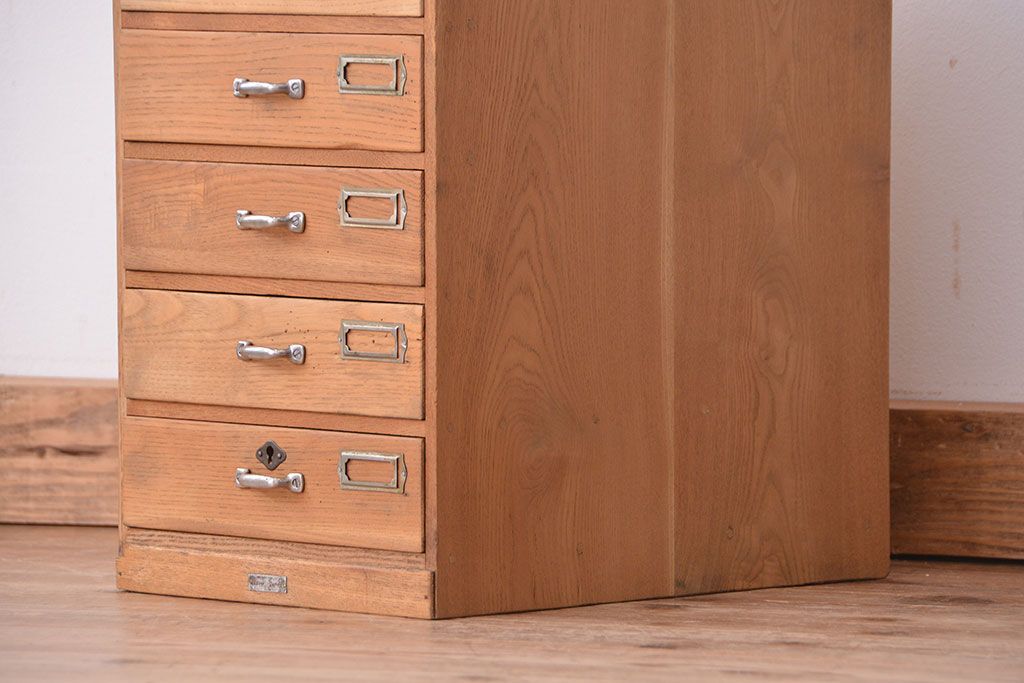アンティーク家具　アンティーク 古いナラ材のネームプレート付き五段小引き出し