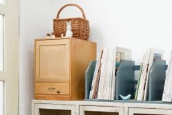 レトロ家具　昭和レトロ　ネームプレート付き!木製シャッター付きのアンティーク小引き出し