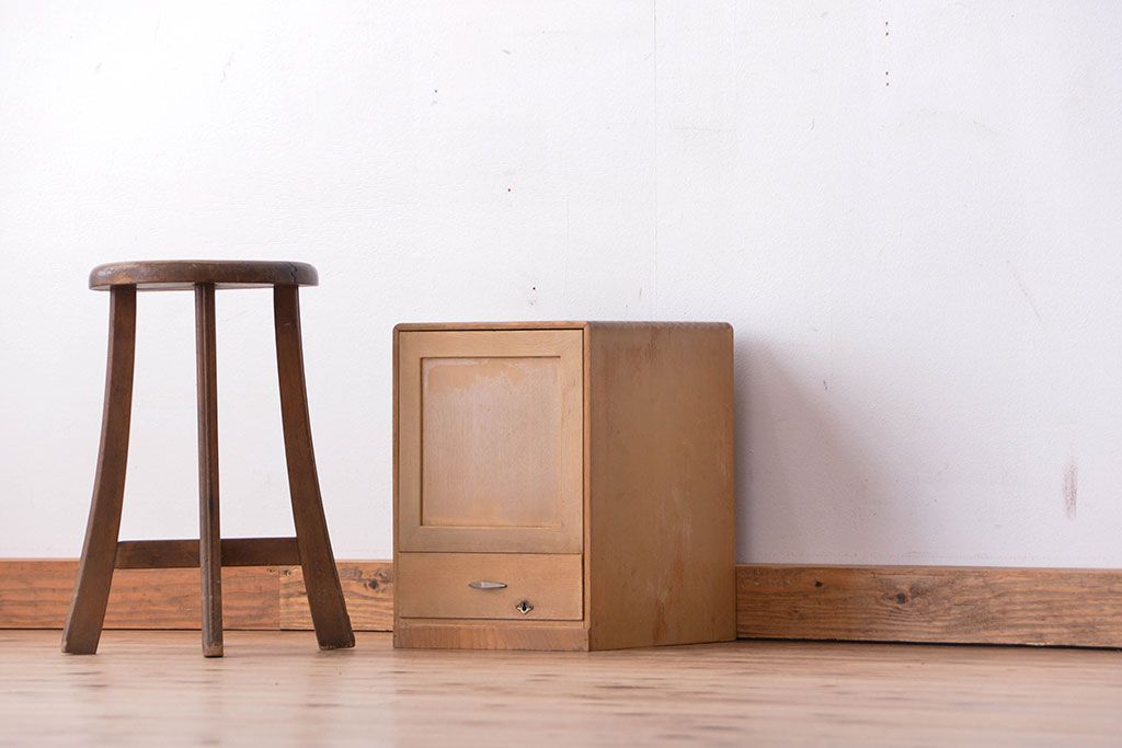 レトロ家具　昭和レトロ　ネームプレート付き!木製シャッター付きのアンティーク小引き出し