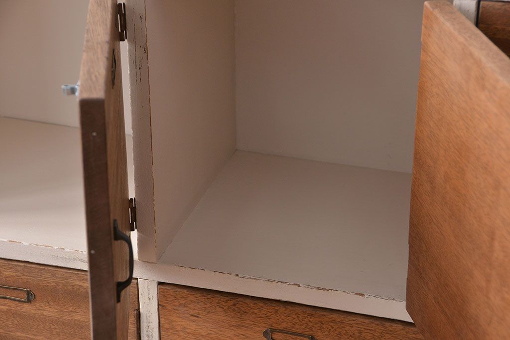 アンティーク家具　木味の扉付きアンティークペイントマス目棚(2)(本棚、収納棚、升目棚、飾り棚)