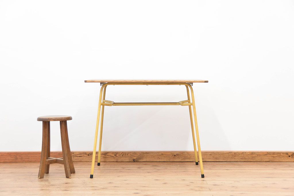 レトロ家具　昭和レトロ 古い鉄脚と古材の天板のシンプルなペイントテーブル(1)(鉄足、机、在宅ワーク、在宅用テーブル、作業台、デスク)