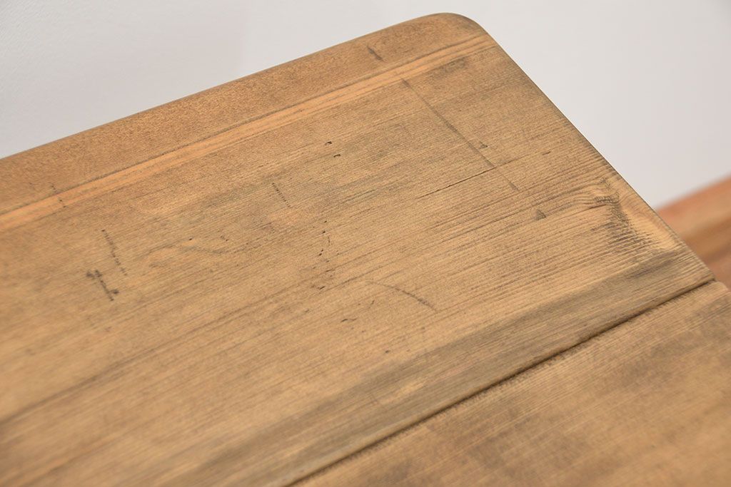 レトロ家具　昭和レトロ 古い鉄脚と古材の天板のシンプルなペイントテーブル(1)(鉄足、机、在宅ワーク、在宅用テーブル、作業台、デスク)