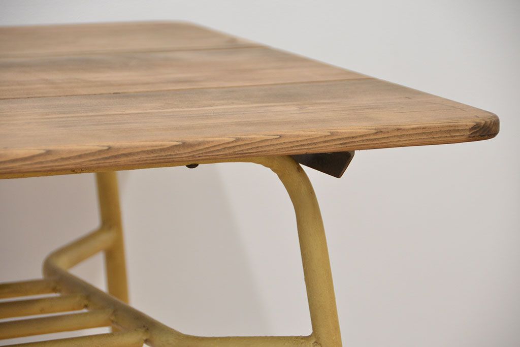 レトロ家具　昭和レトロ 古い鉄脚と古材の天板のシンプルなペイントテーブル(1)(鉄足、机、在宅ワーク、在宅用テーブル、作業台、デスク)