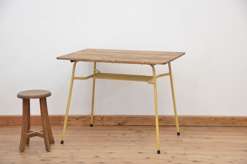 レトロ家具　昭和レトロ 古い鉄脚と古材の天板のシンプルなペイントテーブル(1)(鉄足、机、在宅ワーク、在宅用テーブル、作業台、デスク)