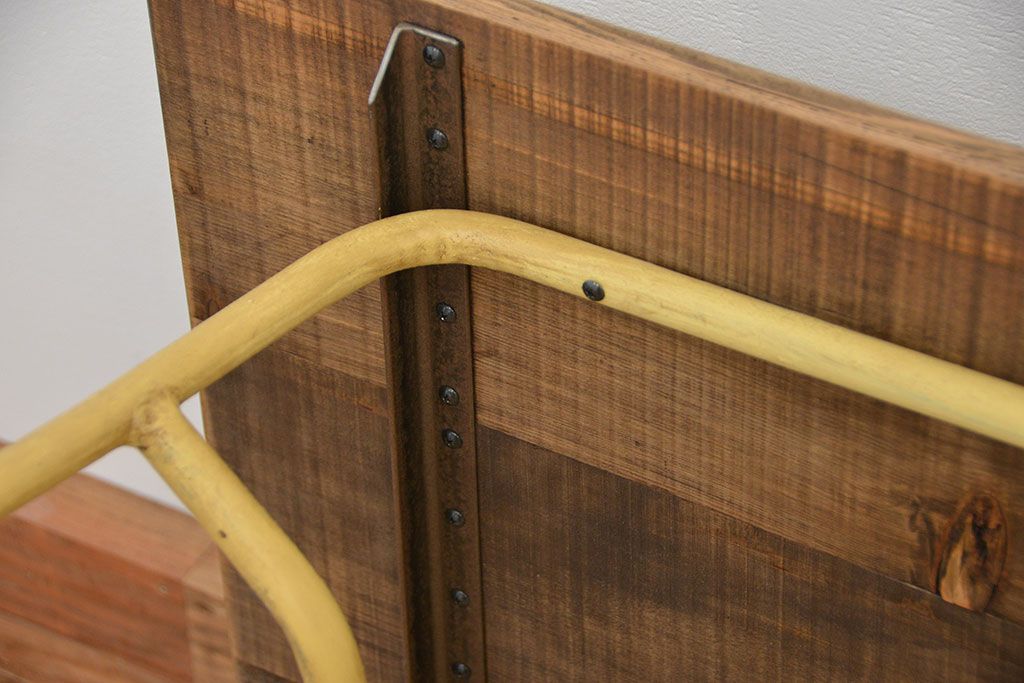 レトロ家具　昭和レトロ 古い鉄脚と古材の天板のシンプルなペイントテーブル(1)(鉄足、机、在宅ワーク、在宅用テーブル、作業台、デスク)