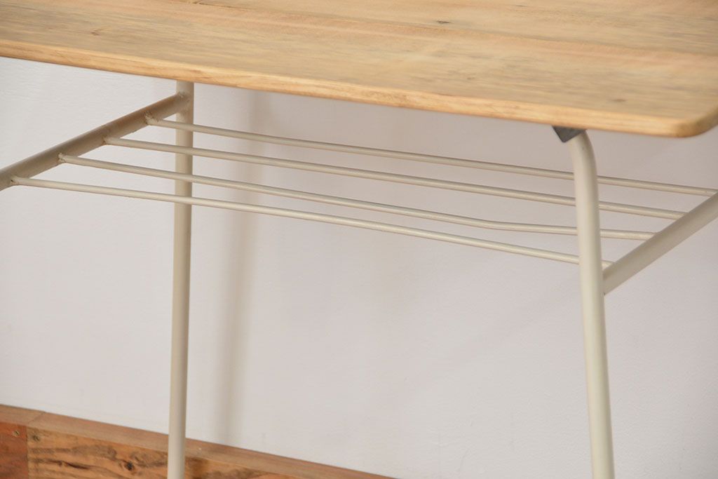 アンティーク家具　アンティーク  古い鉄脚と古材天板のシンプルなペイントテーブル(2)(机・作業台・デスク)