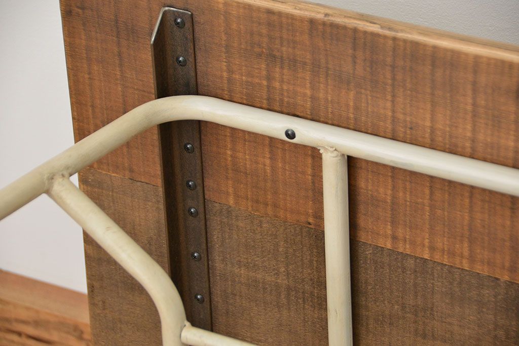 アンティーク家具　アンティーク 古い鉄脚と古材天板のシンプルなペイントテーブル(1)(机・作業台・デスク)